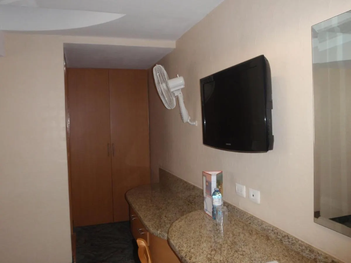 Hotel Plaza Las Fuentes Куаутлансинго