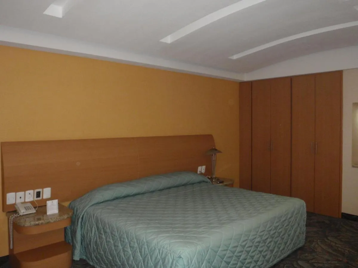 Hotel Plaza Las Fuentes Куаутлансинго